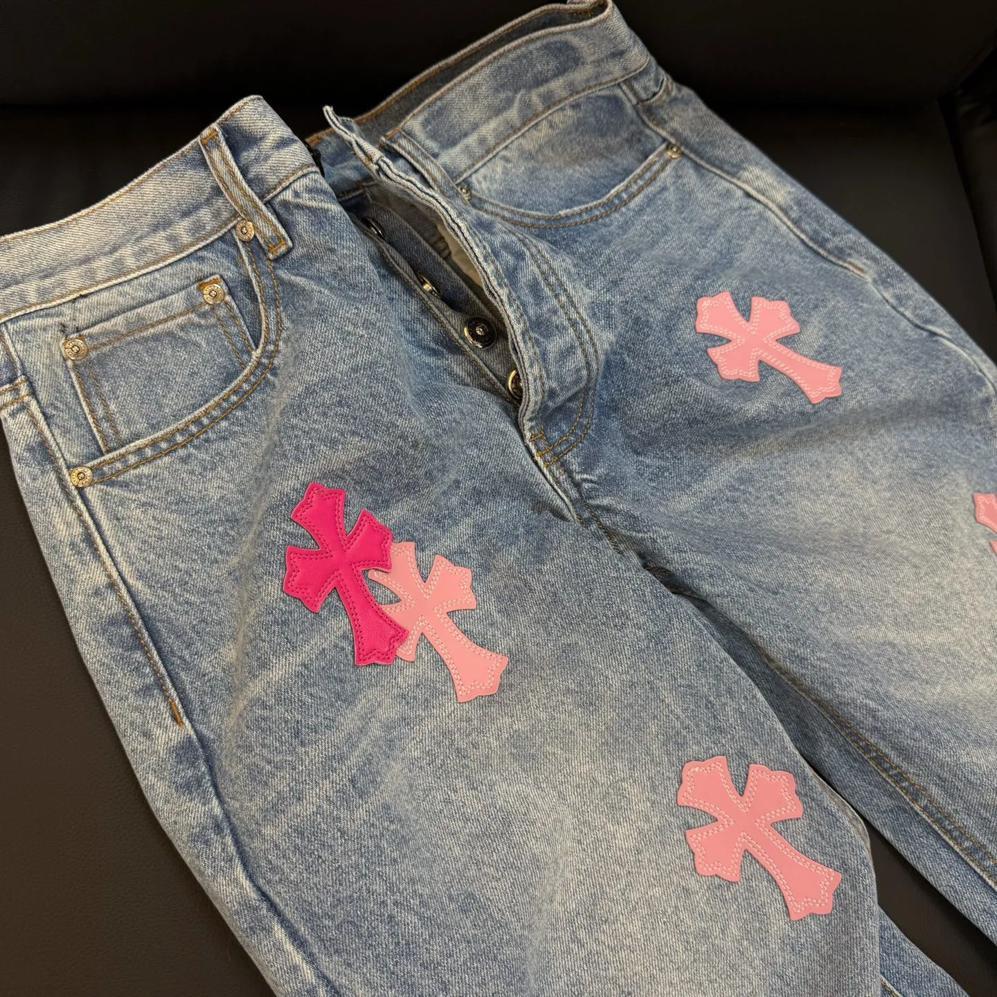 P280 Style number D: 311 Chrome Hearts washed blue and pink leather jeans Size: s-XXL (28 30 32 34 36) Color: washed blue Size reference 28 pants length 100 waist circumference 72 30 pants length 101 waist circumference 76 32 pants length 103 waist circumference 80 34 pants length 104 waist circumference 84 36 pants length 106 waist circumference 88